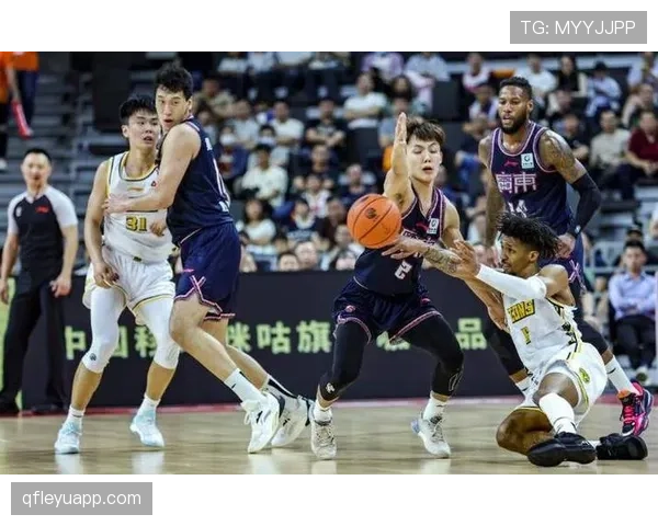广州队近期阵容调整后,进攻端仍缺少稳定得分手,新赛季首轮联赛暴露这一问题 广州队近期阵容调整后,进攻端仍缺少稳定得分手,新赛季首轮联赛暴露这一问题